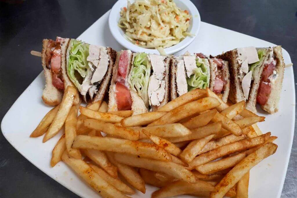 Club Sandwich au poulet - Restaurant Le Survenant St-Esprit